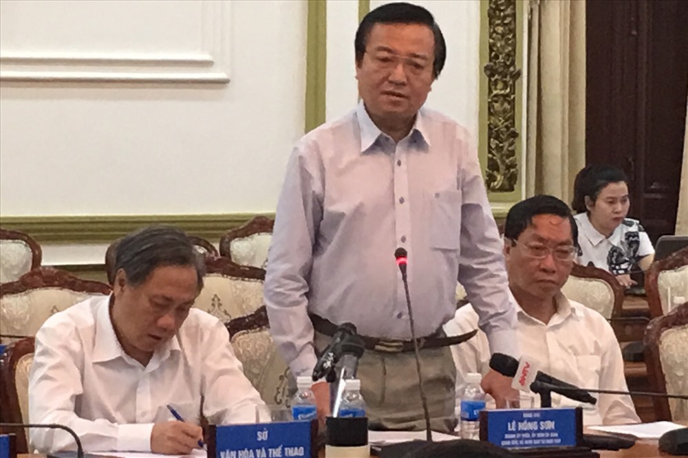 Giám đốc Sở GDĐT TP.Hồ Chí Minh, ông Lê Hồng Sơn (đứng), bị chất vấn “nóng” nhất trong ngày 6.12, về vấn đề bạo hành tại các trường mầm non. Ảnh: C.H