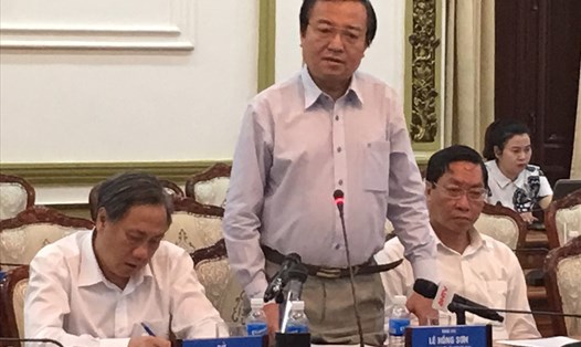 Giám đốc Sở GDĐT TP.Hồ Chí Minh, ông Lê Hồng Sơn (đứng), bị chất vấn “nóng” nhất trong ngày 6.12, về vấn đề bạo hành tại các trường mầm non. Ảnh: C.H