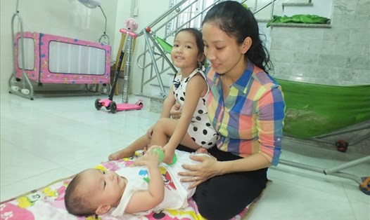Chị Trương Thị Minh Ngọc, cán bộ thường trực khối dân vận của phường Thạnh Xuân (quận 12, TPHCM), sinh con nhưng không được nhận chế độ thai sản. Ảnh: L.T 
