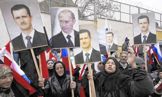 Người dân Syria ủng hộ Tổng thống Nga Vladimir Putin và Tổng thống Bashar al-Assad. Ảnh: AP
