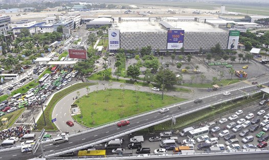 Có cầu vượt, sân bay Tân Sơn Nhất vẫn thường xuyên kẹt xe. Ảnh: MINH QUÂN