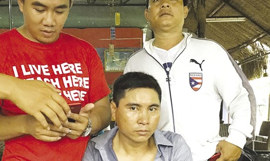 Anh Hải (bìa phải) cùng đồng đội bắt giữ đối tượng Nguyễn Văn Thụ (giữa) lừa mua rồi chiếm đoạt hơn 30 xe máy của các nạn nhân. 
Ảnh: Hiệp sĩ cung cấp