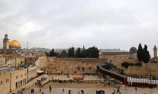 Toàn cảnh khu Đền Thờ Núi (màu vàng) và bức Tường Than Khóc tại khu phố cổ Jerusalem, ngày 6.12.2017. Ảnh: Reuters