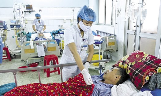 Bệnh nhân L.D.P ở Tuyên Quang được chăm sóc sau ca ngộ độc mật cá trắm.