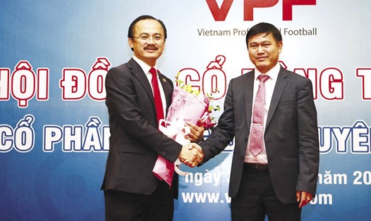 Ông Trần Anh Tú (phải) là tân Chủ tịch HĐQT VPF nhiệm kỳ III (2017-2020). Ảnh: VPF