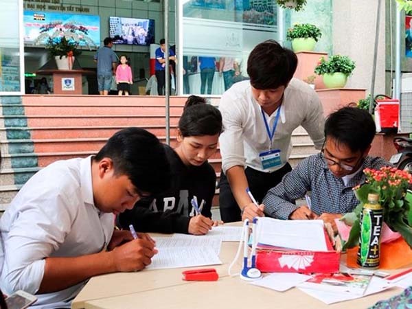 Dù đào tạo chính quy hay tại chức sẽ đều được cấp một loại văn bằng. Ảnh: PLO