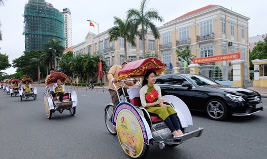 Đà Nẵng sẽ chính thức thu phí đỗ xe ô tô trên hai tuyến đường Bạch Đằng và Trần Phú từ ngày 1.1.2018.