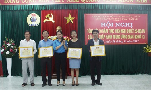Chủ tịch LĐLĐ quận Cẩm Lệ, bà Phạm Hoa Lê trao tặng bằng khen cho các tập thể xuất sắc. Ảnh: P.V