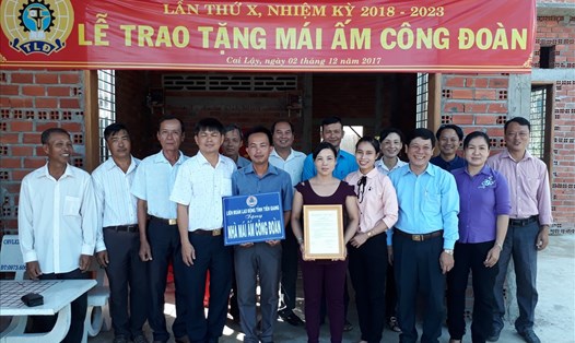 Bàn giao “Mái ấm CĐ” cho giáo viên Phạm Văn Ngoan.