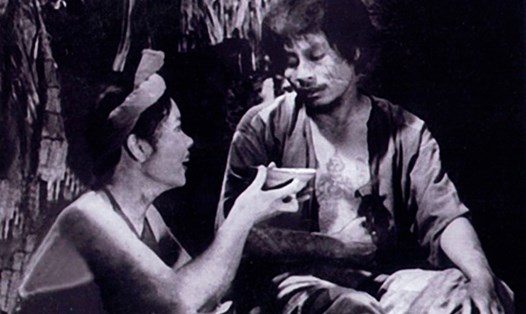 Cảnh phim “Làng Vũ Đại ngày ấy” của đạo diễn, NSND Phạm Văn Khoa dựa trên ba truyện của nhà văn Nam Cao “Sống mòn”, “Chí Phèo” và “Lão Hạc”.