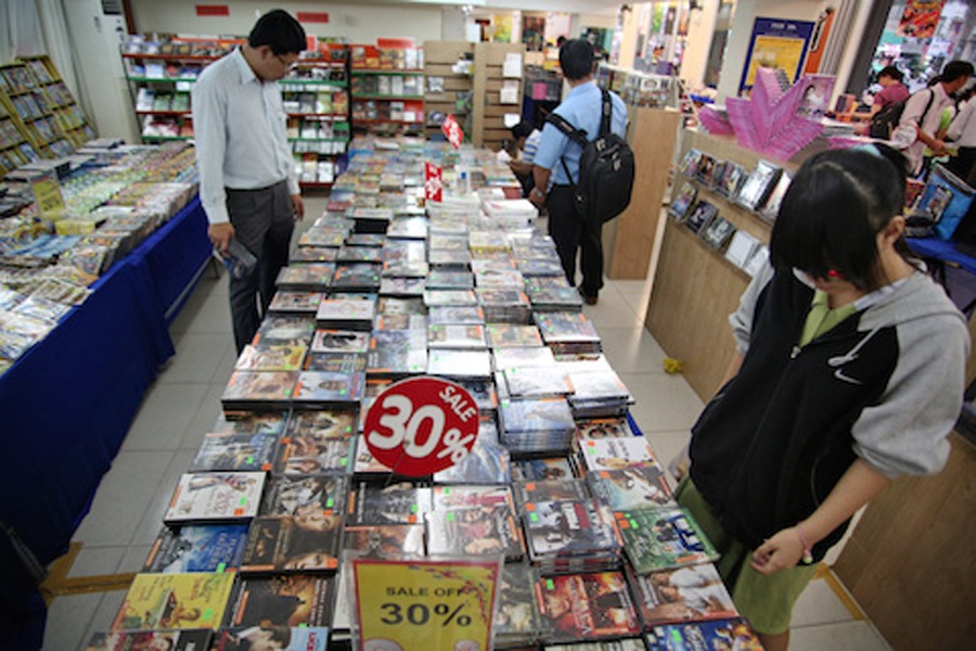 Hội chợ là dịp khán giả tìm lại các bộ phim yêu thích của mình. Ảnh: T.L