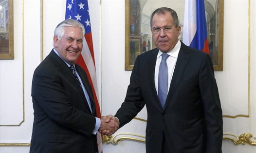 Ngoại trưởng Nga Sergei Lavrov gặp Ngoại trưởng Mỹ Rex Tillerson ở Vienna. Ảnh: TASS