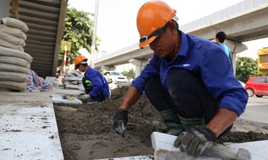 Chủ tịch Hà Nội yêu cầu tạm dừng các dự án lát đá vỉa hè.