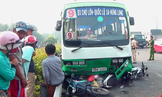 Hiện trường vụ xe buýt tông 6 xe máy gần cầu Bình Điền làm nhiều người nhập viện sáng 8.12. Ảnh: T.S