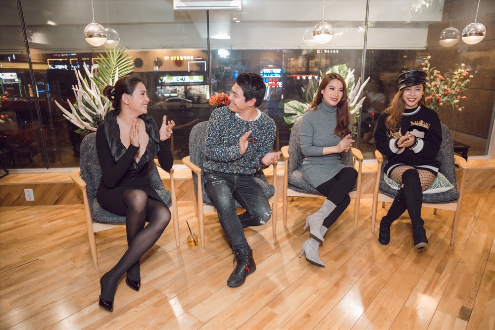 4 giám khảo hướng dẫn cho các thí sinh tập luyện. Ảnh: T.L