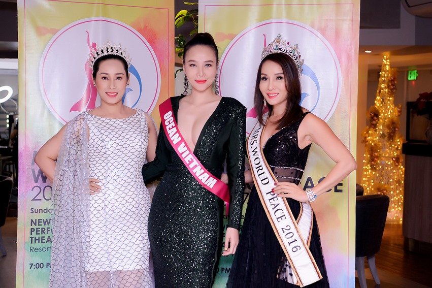 Dương Yến Ngọc nhận giải Mrs best catwalk. Ảnh: T.L