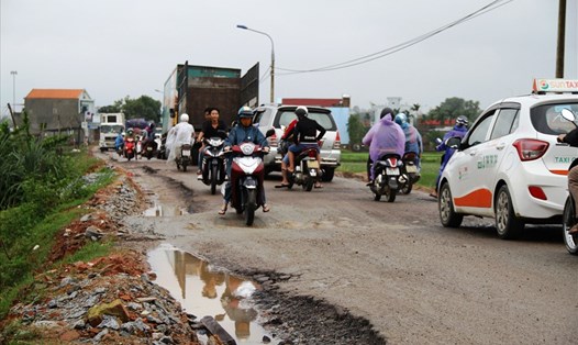 Quốc lộ 40B (đoạn qua xã Tam Thái, huyện Phú Ninh) nát bươm vì xe hạng nặng lưu thông nườm nượp mỗi ngày. Ảnh: LP