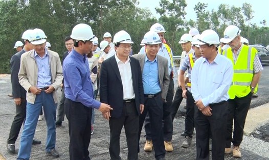 Phó Thủ tướng Chính phủ Trịnh Đình Dũng kiểm tra tiến độ thi công cao tốc Đà Nẵng - Quảng Ngãi. Ảnh: LQ