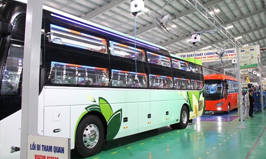Chỉ trong cuối năm 2017, tỉnh Quảng Nam xuất sang nước ngoài 1.150 xe bus các loại. Ảnh: LP