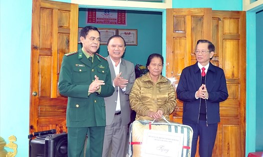 Chỉ huy Bộ đội Biên phòng Hà Tĩnh và lãnh đạo huyện Hương Sơn tặng quà cho thân nhân mẹ VNAH. Ảnh: MINH LÝ