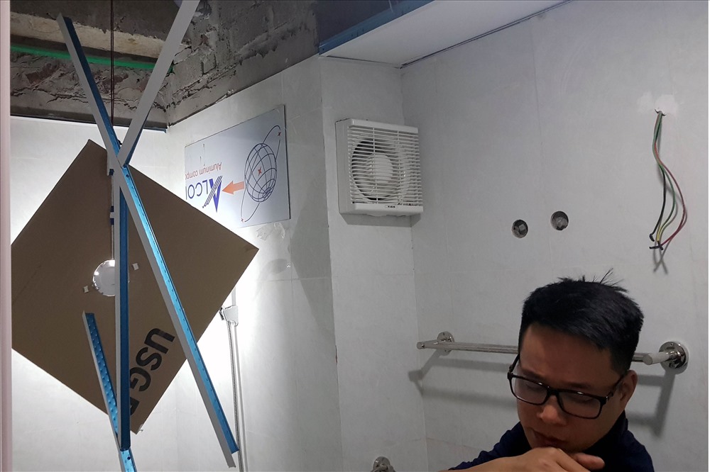 Thi công cẩu thả khiến cả mảng trần nhà vệ sinh rộng vài m2 sập trúng vai chủ căn hộ 1208 trước sự chứng kiến của nhiều người tham quan. Ảnh: T.N.D