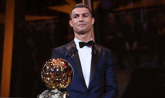 Ronaldo nhận QBV lần thứ 5.