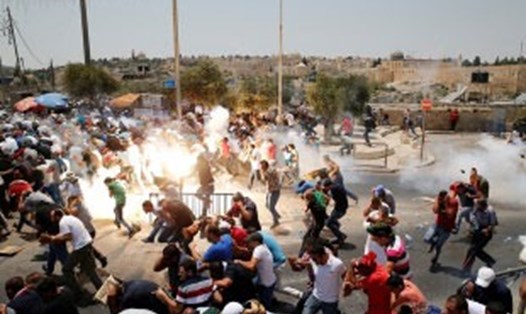 Người dân Palestine bị cảnh sát Israel bắn hơi cay ở Jerusalem. Ảnh: TL