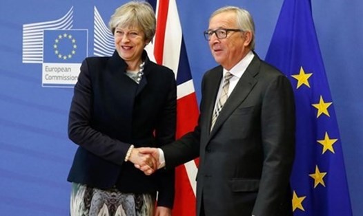 Chủ tịch Ủy ban châu Âu Jean-Claude Juncker và Thủ tướng Anh Theresa May. Ảnh: The National 