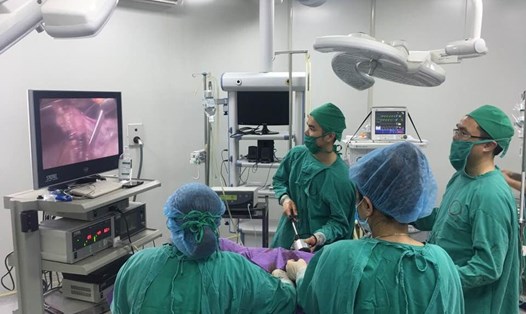 Các bác sĩ tiến hành phẫu thuật cắt u xơ tử cung cho bệnh nhân Nguyễn Thị M