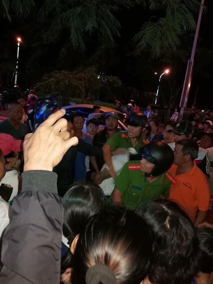 Rất đông người dân hỗ trợ vây bắt đối tượng nghi bắt cóc trẻ em ở Nha Trang, Khánh Hòa. Ảnh: CTV