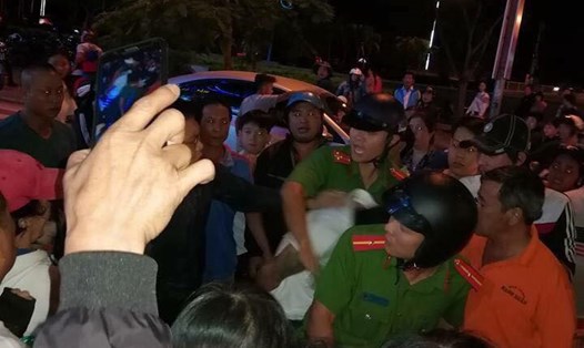 Rất đông người dân hỗ trợ vây bắt đối tượng nghi bắt cóc trẻ em ở Nha Trang, Khánh Hòa. Ảnh: CTV