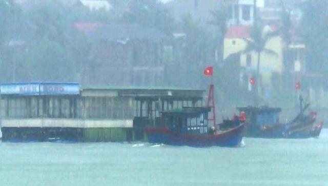 Các tàu cá của ngư dân xã Bảo Ninh (TP.Đồng Hới) đã vào nơi neo đậu an toàn. Ảnh: Lê Phi Long