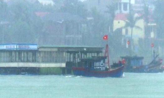 Các tàu cá của ngư dân xã Bảo Ninh (TP.Đồng Hới) đã vào nơi neo đậu an toàn. Ảnh: Lê Phi Long