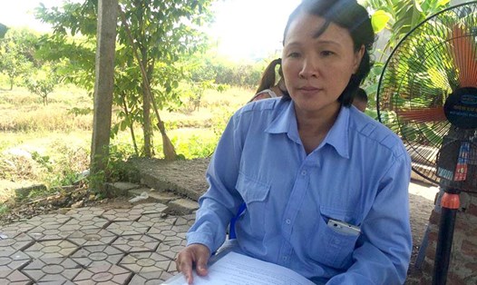 Bà Trịnh Thị Ngân trình bày sự việc với phóng viên. Ảnh: Tất Thảo