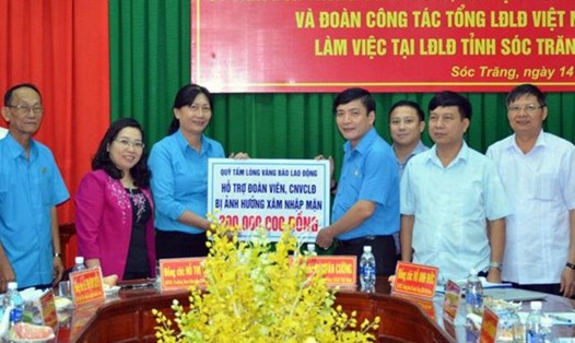 Chủ tịch Tổng LĐLĐ Việt Nam Bùi Văn Cường tặng 300 triệu đồng cho LĐLĐ tỉnh Sóc Trăng.