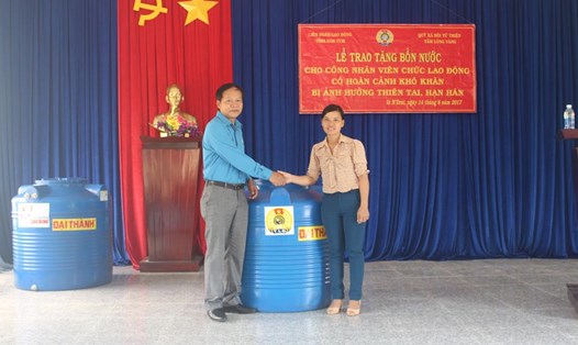 Phó Chủ tịch LĐLĐ tỉnh Kon Tum Nghiêm Xuân Bang trao tặng các bồn nước cho CNVC-LĐ nghèo.