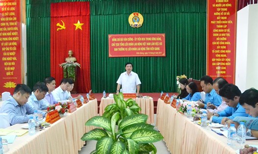 Chủ tịch Tổng LĐLĐVN Chủ tịch Bùi Văn Cường triển khai nội dung buổi làm việc.