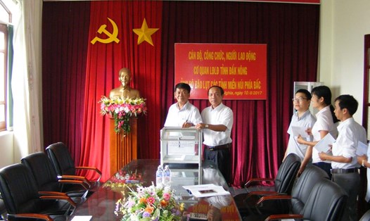 Cơ quan LĐLĐ tỉnh Đắk Nông ủng hộ nhân dân các tỉnh Tây Bắc.