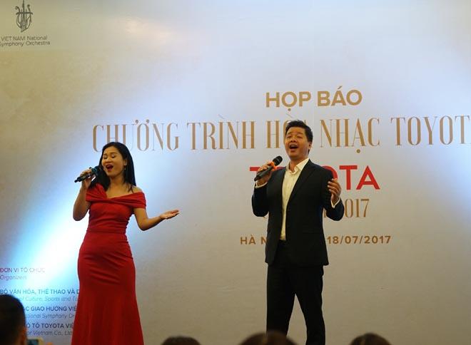 Ca sĩ Đăng Dương và ca sĩ Đào Tố Loan biểu diễn tại buổi họp báo giới thiệu chương trình. Ảnh: C.T