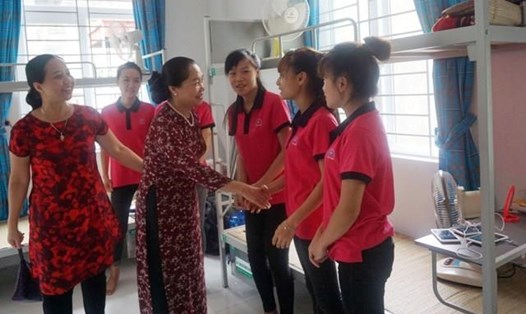 Phó chủ tịch Tổng LĐLĐVN Nguyễn Thị Thu Hồng thăm hỏi, chúc mừng các CNLĐ TCty May 10 - CTCP được vào ở tại ký túc xá mới do TCty xây dựng. Ảnh: Lan Ngọc