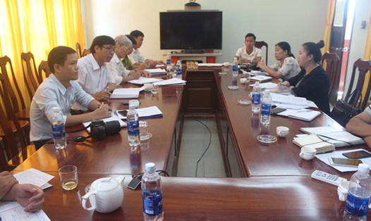 Lãnh đạo huyện Ia H’Drai trao đổi về việc xây nhà trái phép tại khu vực biên giới. Ảnh: ĐÌNH VĂN