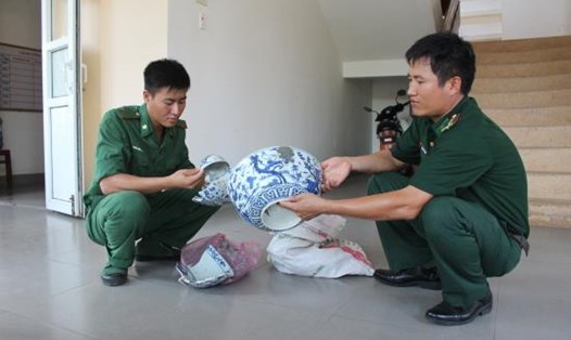 Đồn BP cửa khẩu cảng Dung Quất thu giữ mẫu cổ vật phát hiện tại vùng biển Dung Quất. Ảnh: Văn Tánh (Theo Bienphong.com.vn)