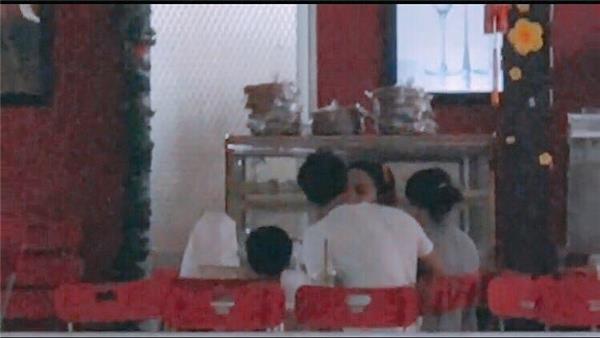 Hồ Ngọc Hà và Kim Lý "khóa môi" ở sân bay. Ảnh FB