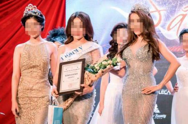 Nguyễn Thị Ngọc (thứ 2, từ trái sang) khi nhận danh hiệu Á khôi 1 tại cuộc thi “Cuộc chiến sắc đẹp”.