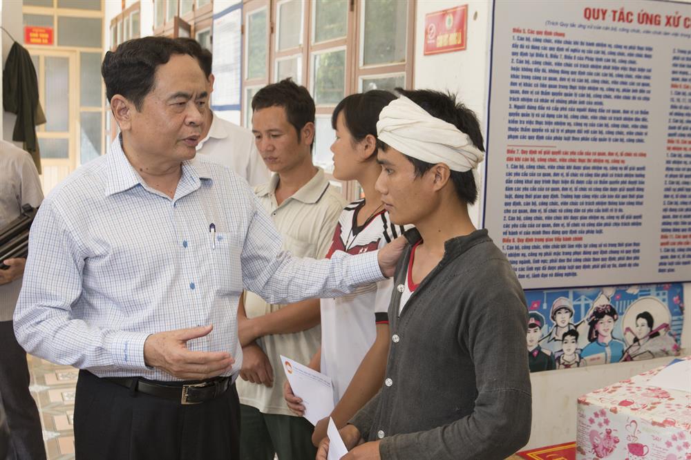 Chủ tịch UBTƯ MTTQ Việt Nam Trần Thanh Mẫn thăm hỏi, động viên nhân dân vùng lũ xã Nặm Păm.