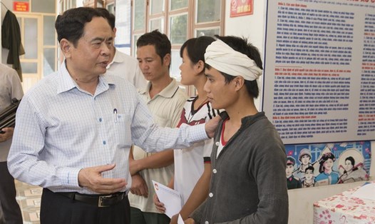 Chủ tịch UBTƯ MTTQ Việt Nam Trần Thanh Mẫn thăm hỏi, động viên nhân dân vùng lũ xã Nặm Păm.