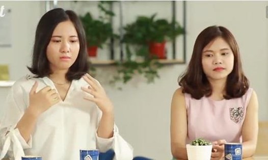 Hai giáo viên người Việt lên tiếng xin lỗi học viên của mình, khi bị thầy giáo nước ngoài "bóc mẽ" việc phát âm tiếng Anh sai. (ảnh cắt từ clip)