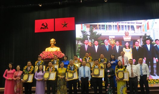 10 công nhân, kỹ sư đạt giải thưởng Tôn Đức Thắng chụp ảnh lưu niệm cùng lãnh đạo Tổng LĐLĐ Việt Nam, lãnh đạo TPHCM và LĐLĐ TPHCM - Ảnh: L.T