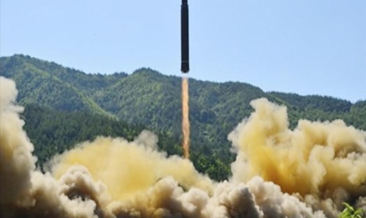 Triều Tiên tuyên bố thử thành công tên lửa đạn đạo liên lục địa có khả năng tấn công đến Mỹ. Ảnh: AP