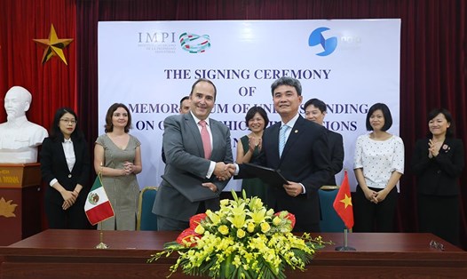 Cục trưởng Đinh Hữu Phí và Viện trưởng Miguel Ángel Margáin ký Bản ghi nhớ về chỉ dẫn địa lý giữa Cục Sở hữu trí tuệ Việt Nam và Viện Sở hữu công nghiệp Mexico. (Ảnh: PV)